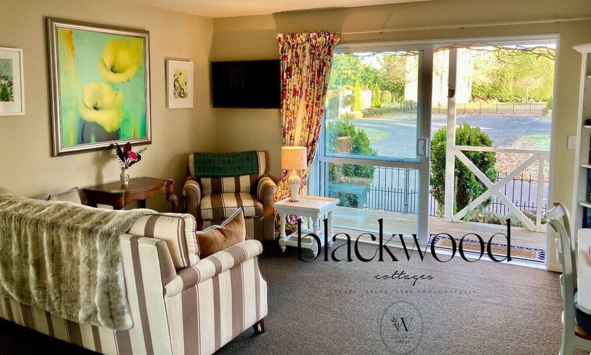 Lincoln Cottage | `Willowtree` : Where Time Slows & Nature Sings`