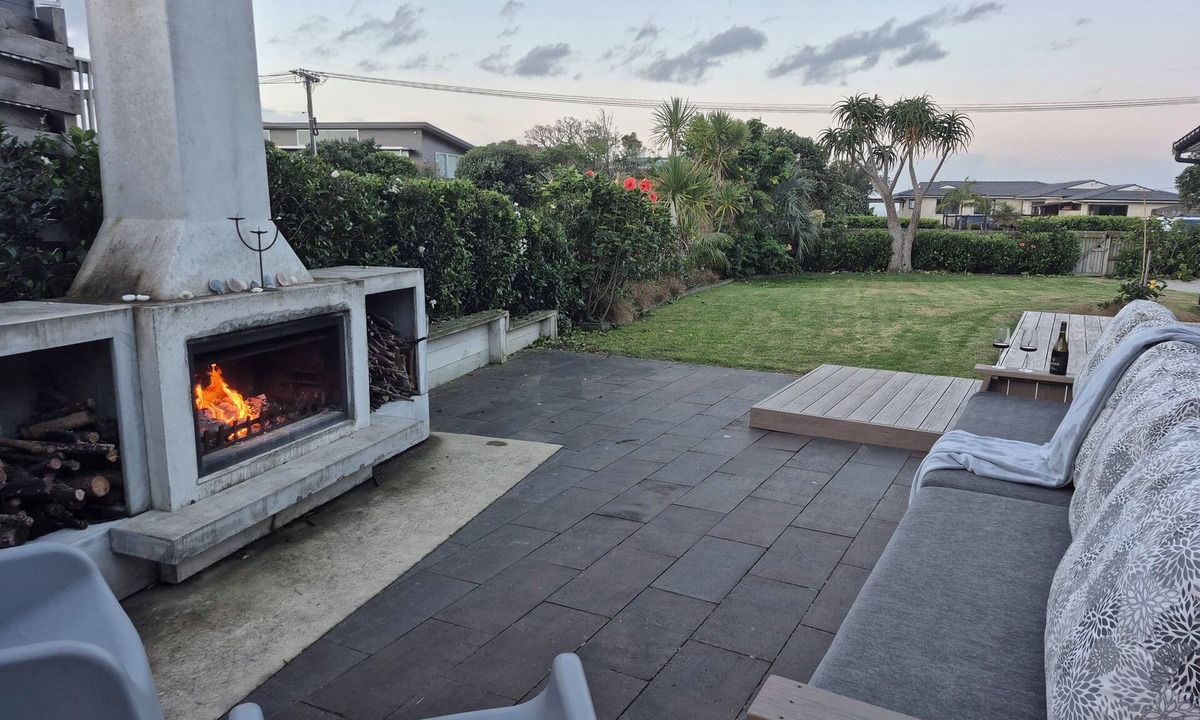Mangawhai Heads House | WInter retreat, outdoor open fireplace. Indoor gas fireplace Inc LINEN & WIFI
