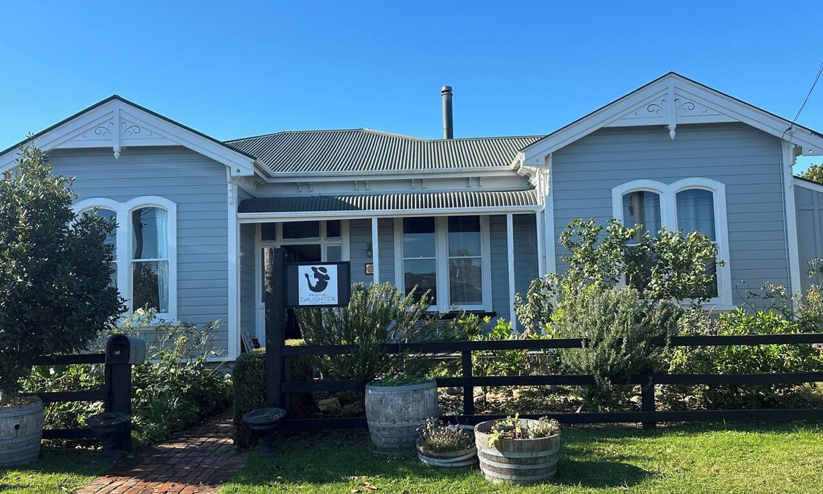 Martinborough Cabin | WINTER RETREAT WITH FIREPLACE, SPA POOL AND CHEFS KITCHEN 450M FROM THE SQUARE!