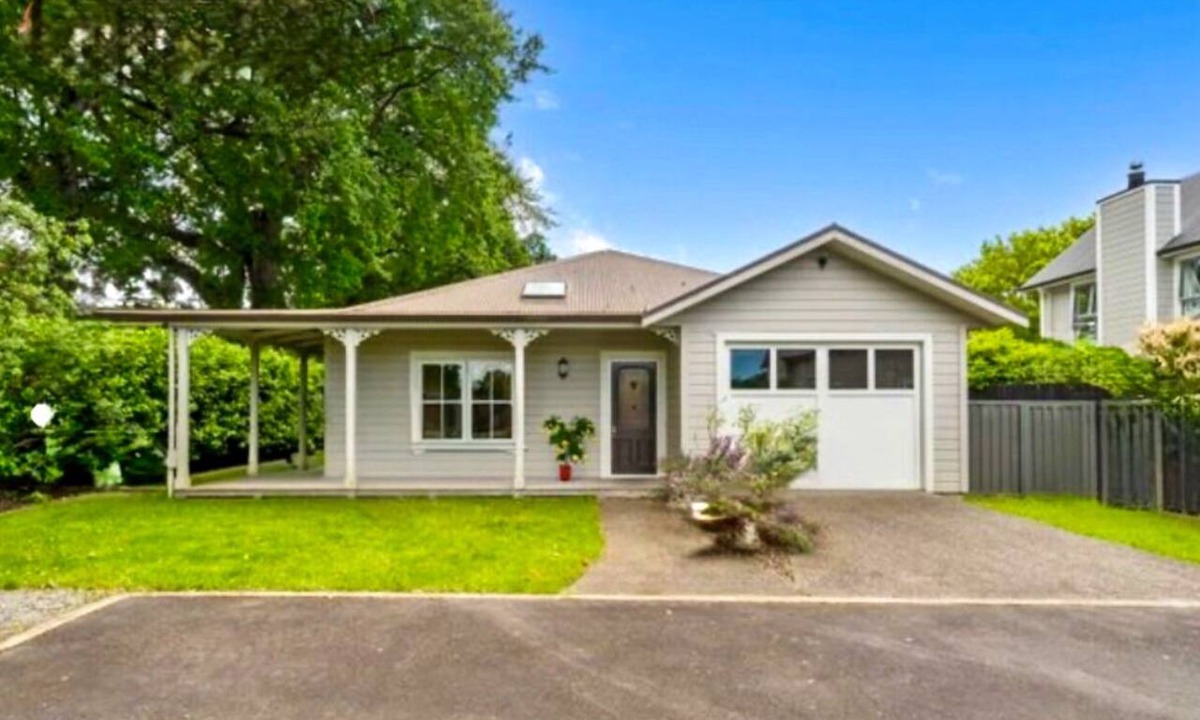 Greytown House | Wood Street Haven Modern and Walking Distance to Town, Pet Friendly