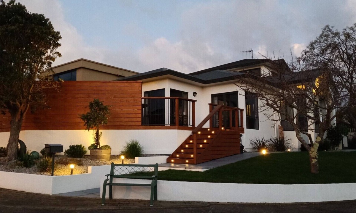Palmerston North House | Wow! Large executive home, 4 beds/3 baths, families/groups, close to Massey Uni