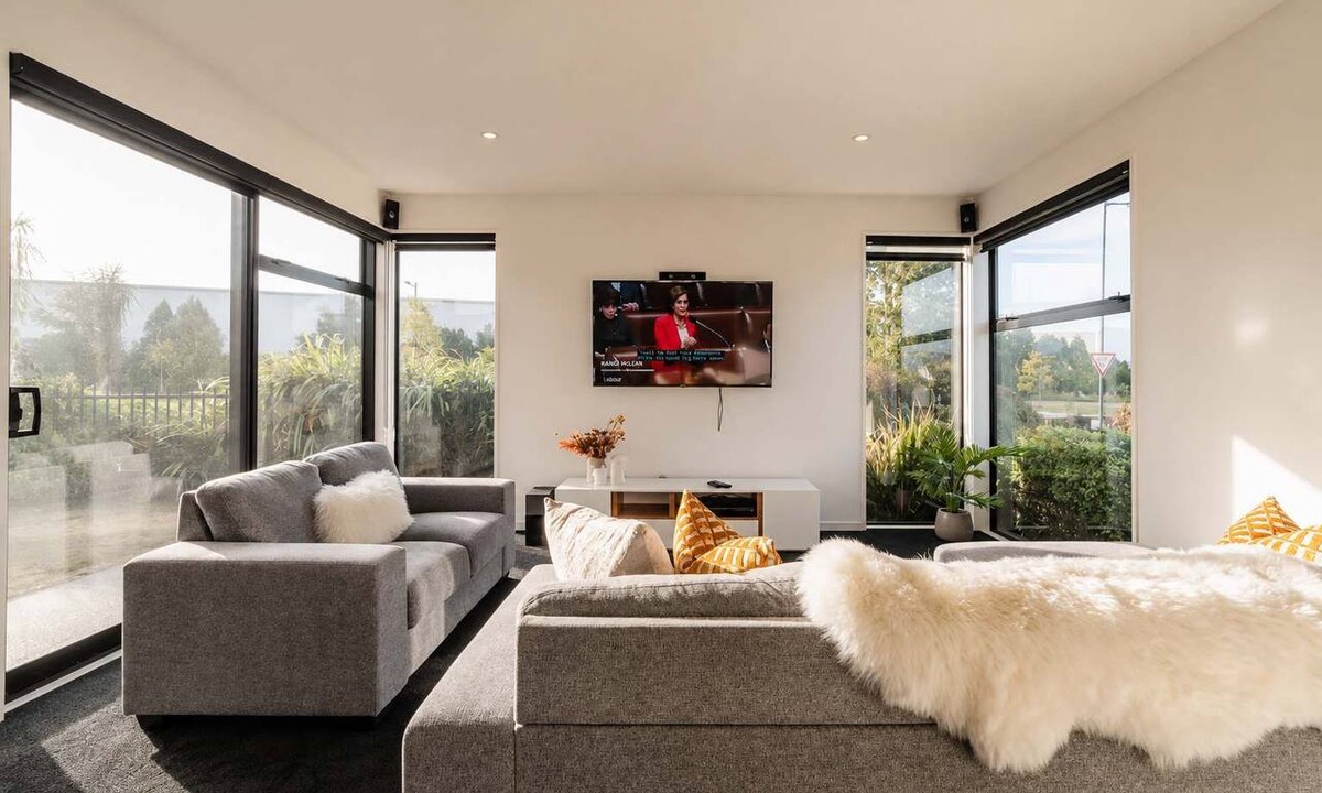 Wigram House | Zenith Escapes | 4BR | Hot Tub + Games + Parking