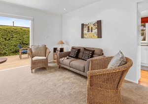 DOVE COTTAGE - WAIKANAE BEACH HOLIDAY HOME in Waikanae Beach