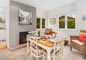 DOVE COTTAGE - WAIKANAE BEACH HOLIDAY HOME in Waikanae Beach