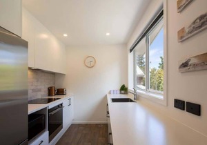 Hillside Villa 4 – Modern 2BR Walk to Town & A/C