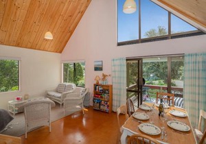 Tuis Grove - Onemana Holiday Home