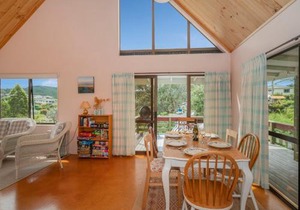 Tuis Grove - Onemana Holiday Home