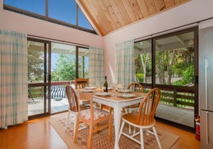 Tuis Grove - Onemana Holiday Home