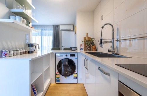 Christchurch City Centre House | 1 Bed CBD Apartment | Private Balcony & Carpark