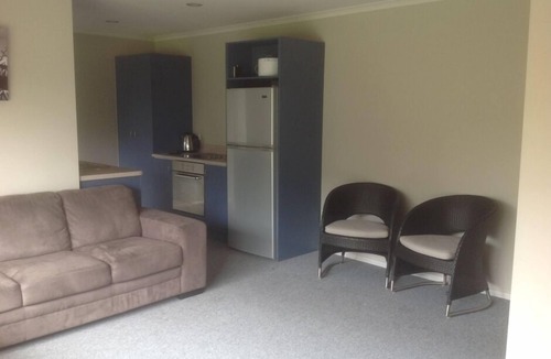 Oakura Apartment | 1-bedroom with one queen beds open plan unit. Only 2-minute walk to the beach