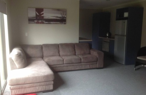 Oakura Apartment | 1-bedroom with one queen beds open plan unit. Only 2-minute walk to the beach