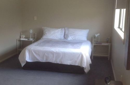 Oakura Apartment | 1-bedroom with one queen beds open plan unit. Only 2-minute walk to the beach