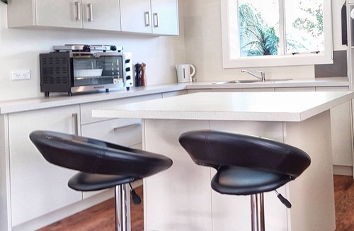 Palmerston North Apartment | 1 bedroom Unlimited WiFi. O.S.P. 5 min walk to city. Private coded entrance.