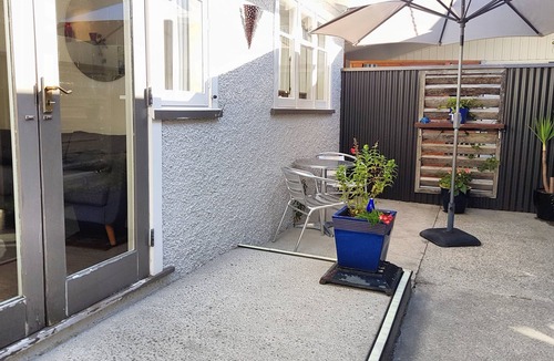 Palmerston North Apartment | 1 bedroom Unlimited WiFi. O.S.P. 5 min walk to city. Private coded entrance.