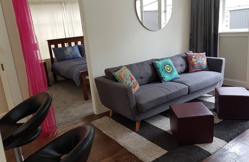 Palmerston North Apartment | 1 bedroom Unlimited WiFi. O.S.P. 5 min walk to city. Private coded entrance.