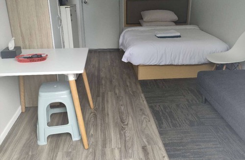 Mount Albert Ski Chalet | 1 Double and 1 sofa bed Garden Chalet B
