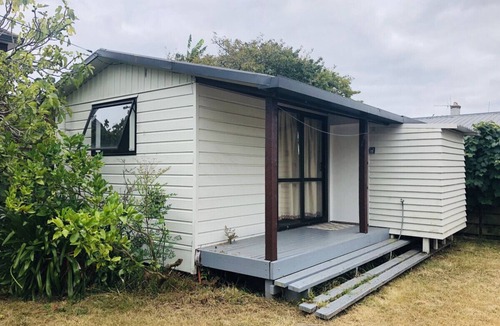 Epsom Ski Chalet | 1 double and 1 sofa bed Garden Chalet