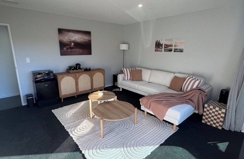 Kawarau Falls Apartment | 10 minutes from airport - a modern & stylish retreat