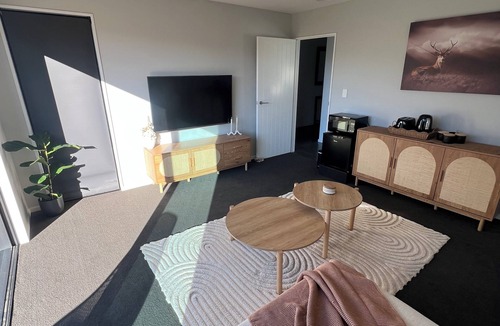 Kawarau Falls Apartment | 10 minutes from airport - a modern & stylish retreat