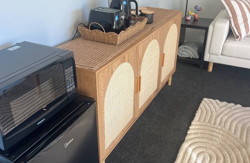 Kawarau Falls Apartment | 10 minutes from airport - a modern & stylish retreat