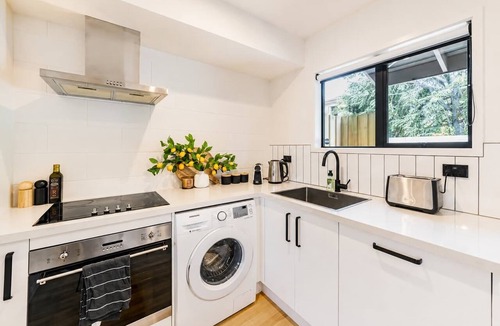 Edgeware Apartment | 1BR with Courtyard + Parking | Near CBD