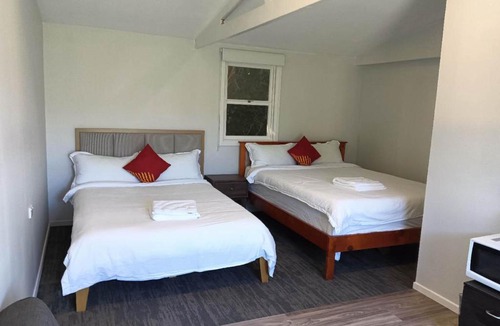 Kawaha Point Ski Chalet | 2 double and 1 sofa beds chalet