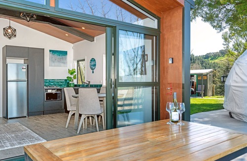 Patutahi Cabin | 208 Lake Road
