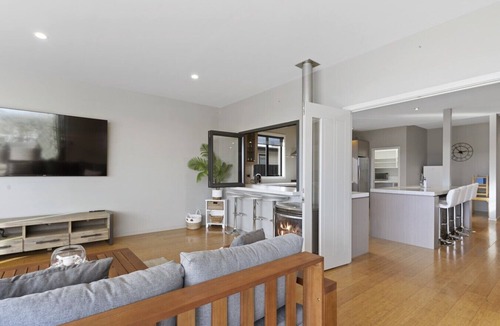 Huntingdon House | 2BR Relax at Lake Hood Luxury Canal Home with Jetty
