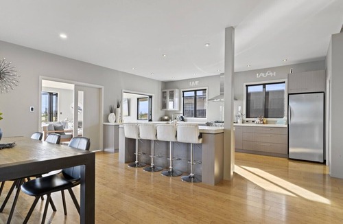 Huntingdon House | 2BR Relax at Lake Hood Luxury Canal Home with Jetty