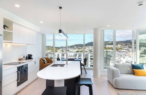 Te Aro Apartment | 2BR Skyline Views - Cozy HydeLane Stay w Amenities