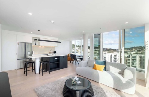 Te Aro Apartment | 2BR Skyline Views - Cozy HydeLane Stay w Amenities