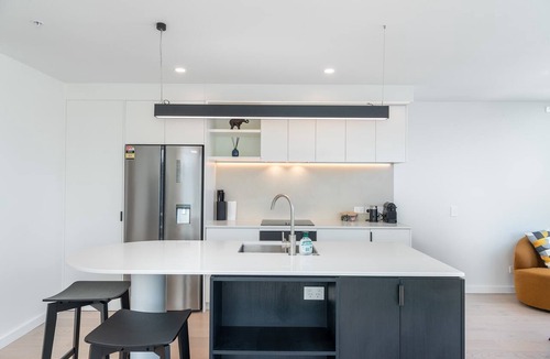 Te Aro Apartment | 2BR Skyline Views - Cozy HydeLane Stay w Amenities