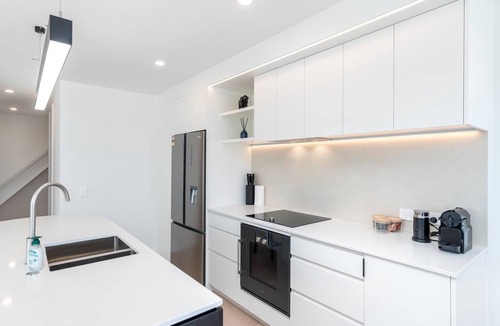 Te Aro Apartment | 2BR Skyline Views - Cozy HydeLane Stay w Amenities
