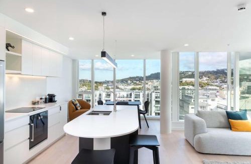 Te Aro Apartment | 2BR Skyline Views - Cozy HydeLane Stay w Amenities