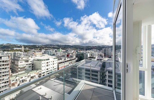 Te Aro Apartment | 2BR Skyline Views - Cozy HydeLane Stay w Amenities