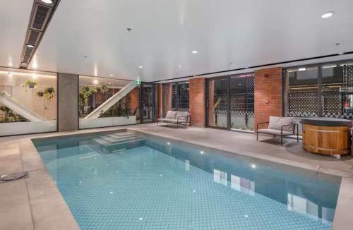 Te Aro Apartment | 2BR Skyline Views - Cozy HydeLane Stay w Amenities