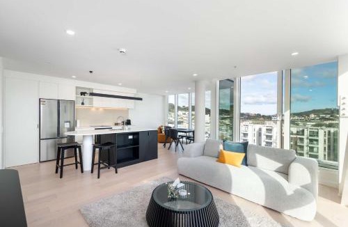 Te Aro Apartment | 2BR Skyline Views - Cozy HydeLane Stay w Amenities