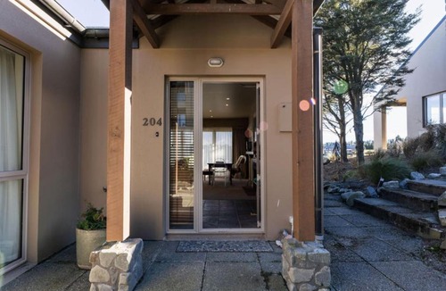 Windwhistle House | 2BR Terrace Downs Villa Ski Golf and Alps Views