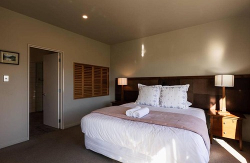 Windwhistle House | 2BR Terrace Downs Villa Ski Golf and Alps Views
