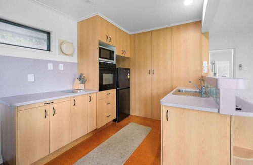 Gisborne House | 2BR Unit 900m to Town & Beach!