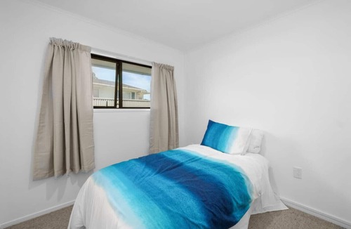 Gisborne House | 2BR Unit 900m to Town & Beach!