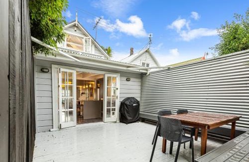 Ponsonby House | 2BR Villa Near Ponsonby Rd & Parking Zodiak Stays