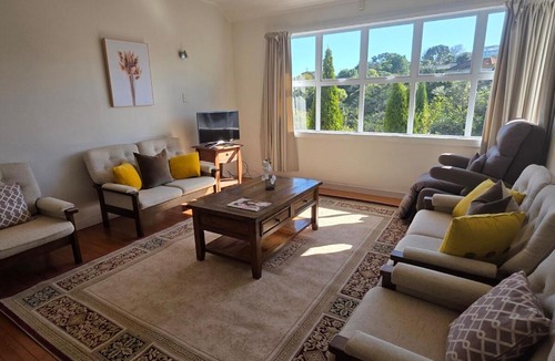 Auckland House | 3 bed 2 bath home, 10 min walk to train & shops