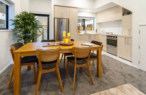 Christchurch City Centre Villa | 3 Bedroom 2 Bathroom Hagley Parkside Perch