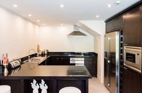 Queenstown Apartment | 3 LEVEL LAKESIDE LUXURY WITH MAGNIFICENT LAKE & MOUNTAIN VIEWS POTENTIAL CARHIRE