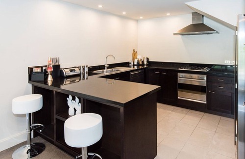 Queenstown Apartment | 3 LEVEL LAKESIDE LUXURY WITH MAGNIFICENT LAKE & MOUNTAIN VIEWS POTENTIAL CARHIRE