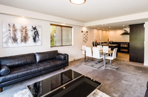 Queenstown Apartment | 3 LEVEL LAKESIDE LUXURY WITH MAGNIFICENT LAKE & MOUNTAIN VIEWS POTENTIAL CARHIRE