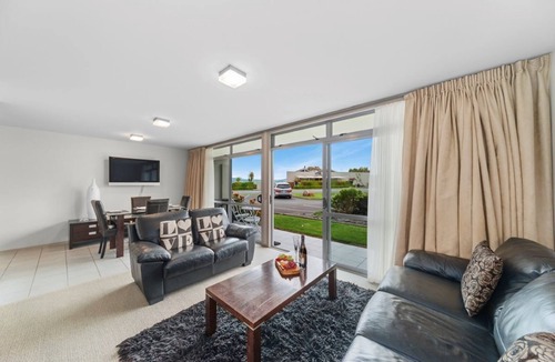 Two Mile Bay House | 300 Lake Terrace