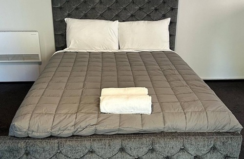 Edgeware Hotel | 301 Bealey Ave Motel