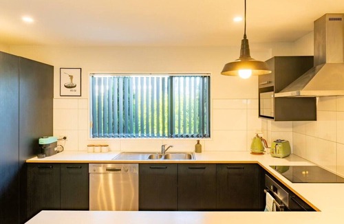 Addington House | 3BR Addington Home, Garage, Nr Wolfbrook Arena